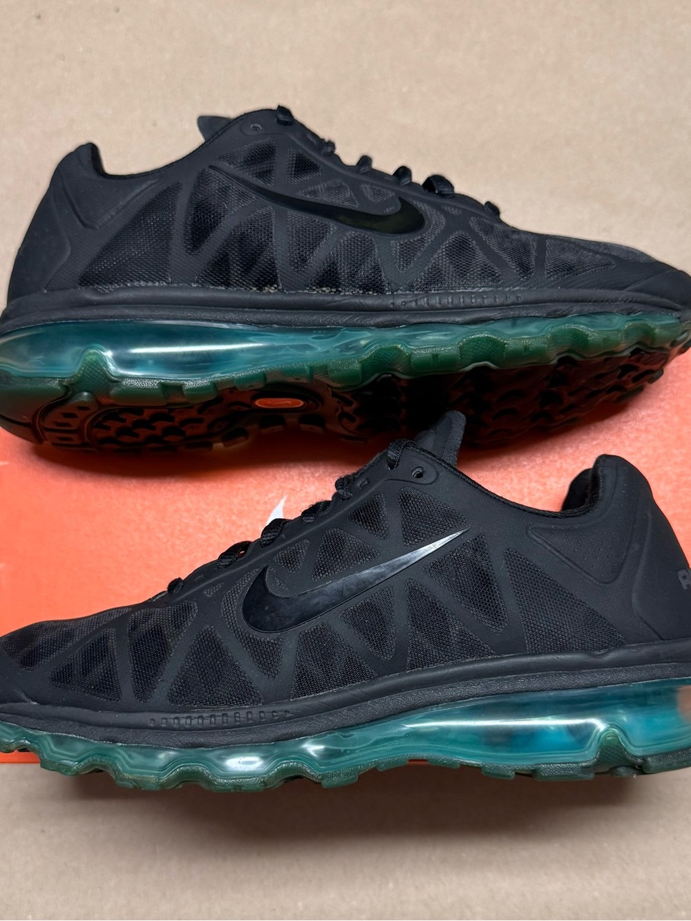Nike Air Max 2011 + Women’s size 8 Running Shoes Rare!